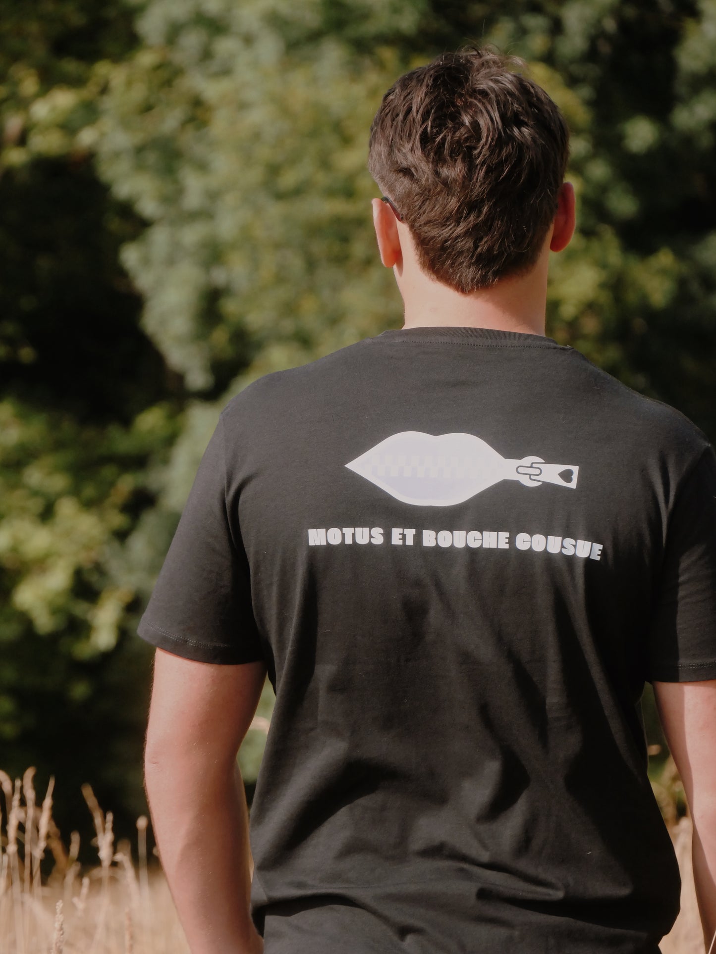 Tee shirt motus et bouche cousue