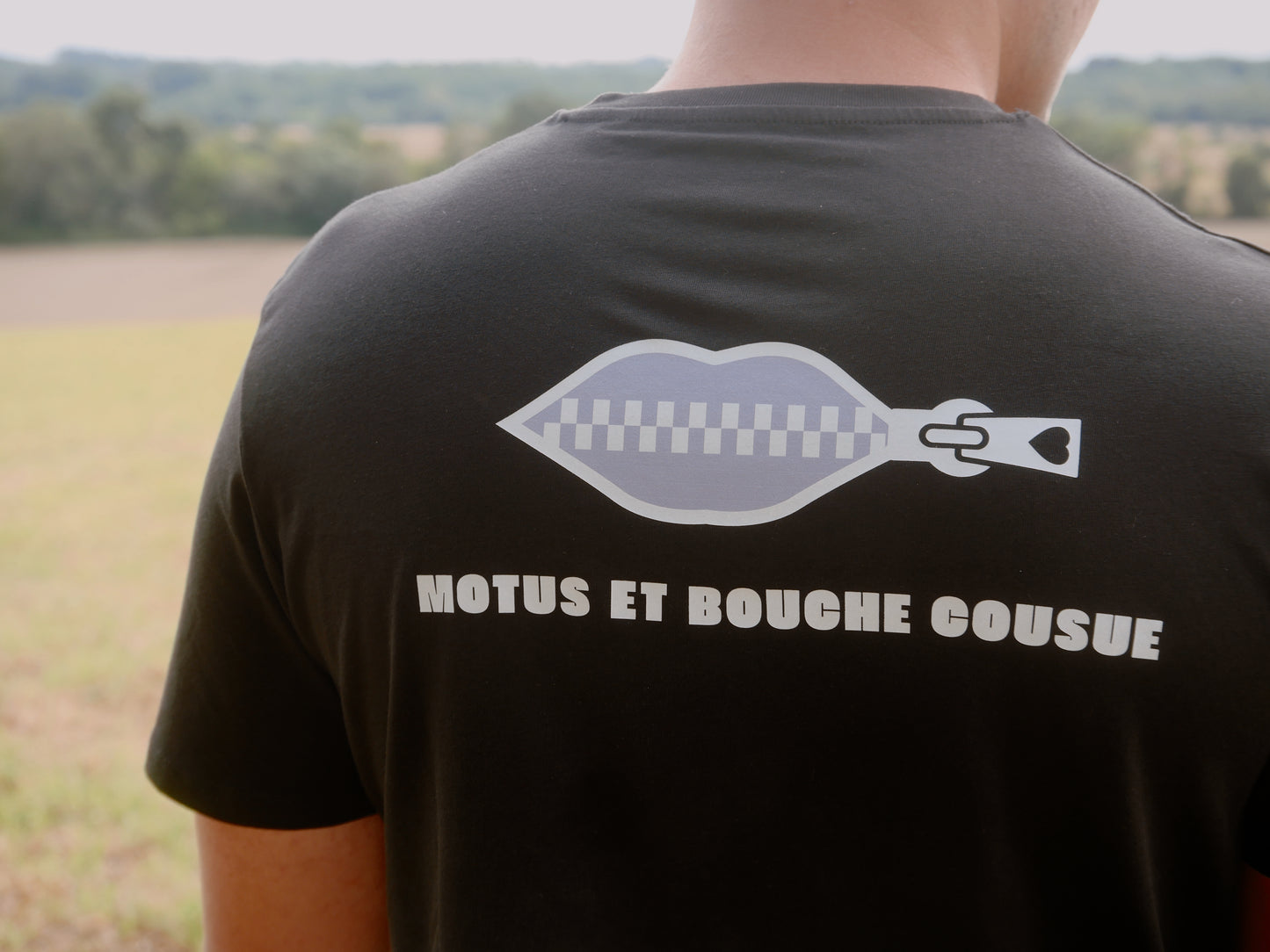 Tee shirt motus et bouche cousue